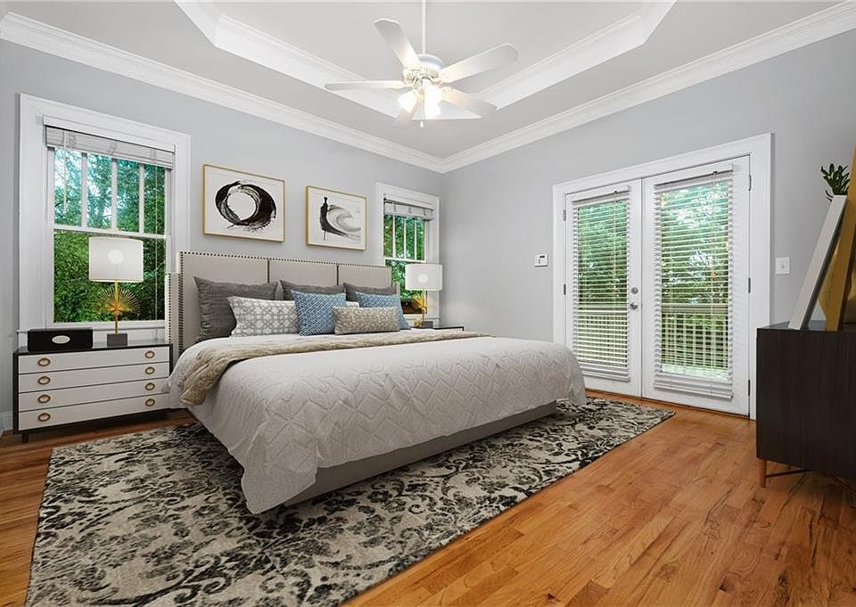 huge master bedroom with private en-suite bathroom and spa tub. Private entrance to back porch and yard.