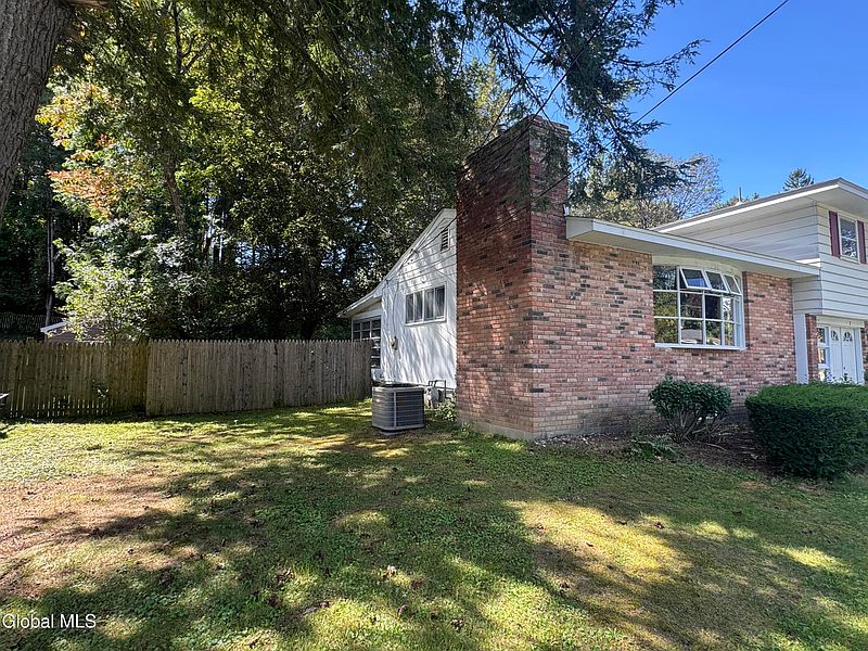 3rd image of 7 Woodside Court