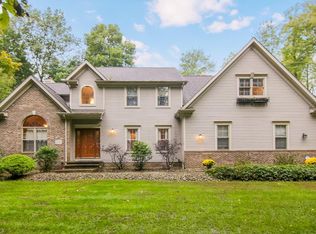 10430 Locust Grove Dr, Chardon, OH 44024