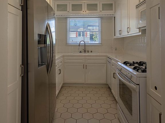 3rd image of 2102-2114 Montana Ave #2102