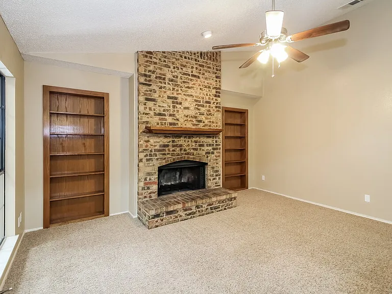 1037 Eagle Ct — Photo 3