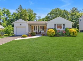 16 Briarwood Dr, Glen Cove, NY 11542