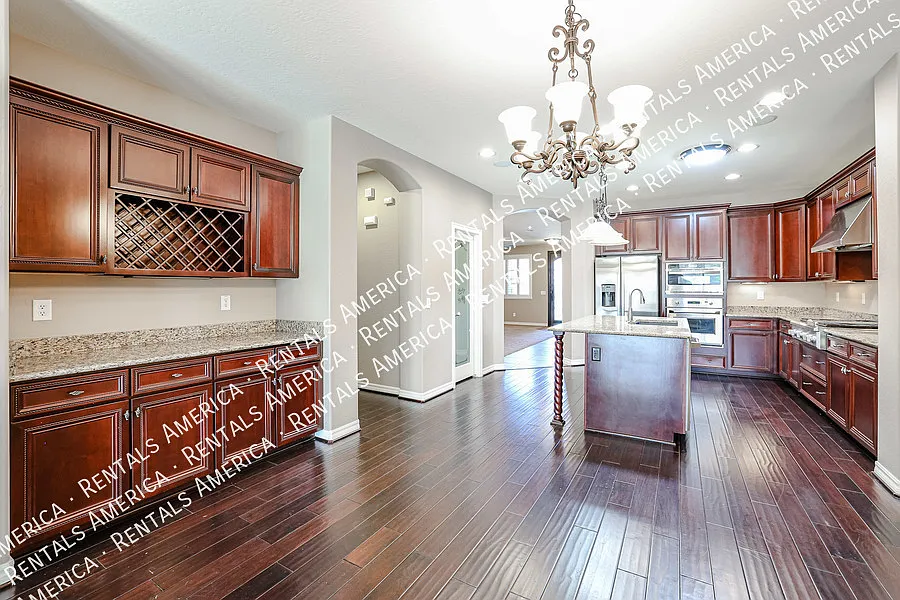 Stunning 5 Bed, 3 Bath Single-Level in Fulton Ranch — Photo 2