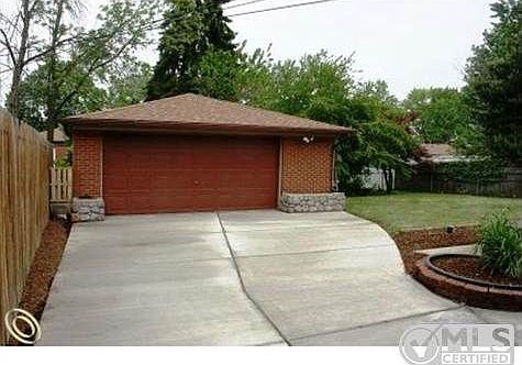 HIGHLAND DRIVEWAY.JPG