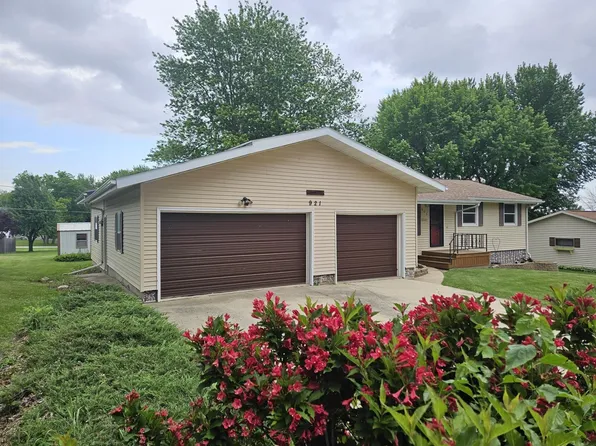921 3rd Ave NE, Oelwein, IA 50662