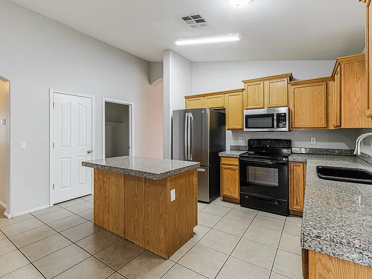 7814 S 72nd Ln — Photo 9