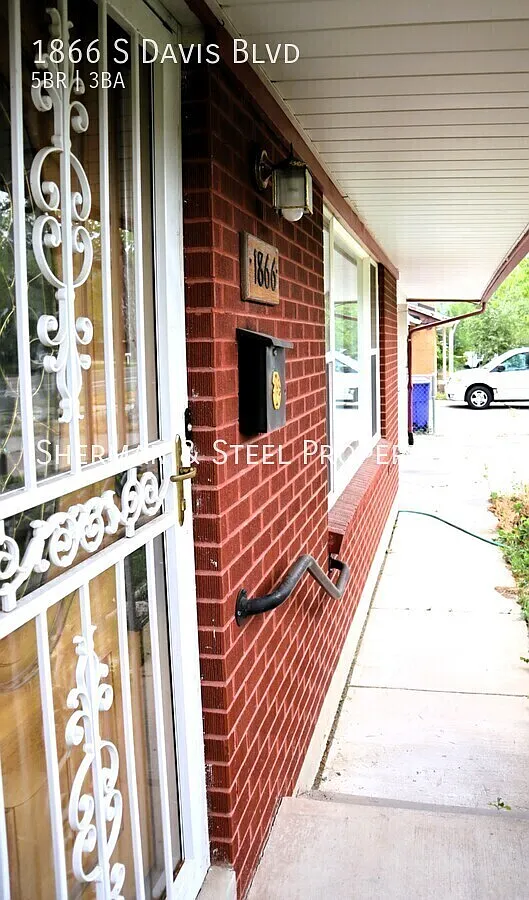 Spacious 5-Bedroom Bountiful Home with 2,744 Sq. Ft. of Comfortable Living Space — Photo 4