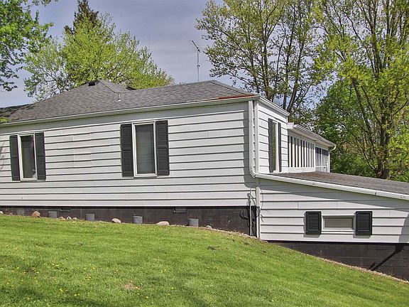 3rd image of 127 E Pierce Cir