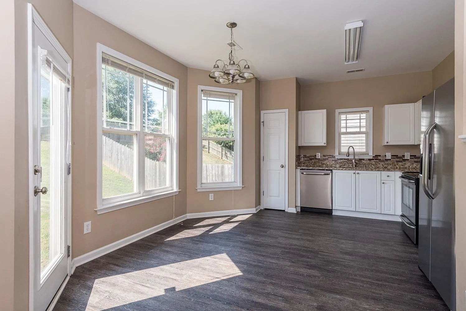 3 bed, 2.5 bath, 1420 sqft, $1,795 — Photo 3