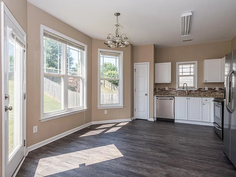 104 Hutson Ln — Photo 3