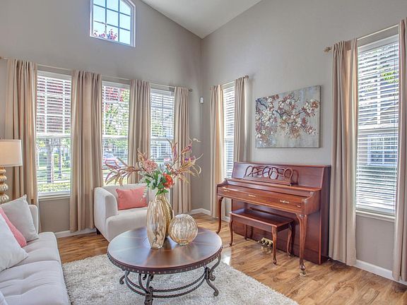 5th image of 525 Plum Blossom Ln