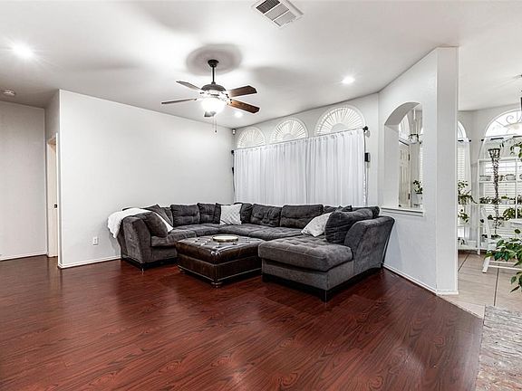 3rd image of 1207 Wildflower Ln