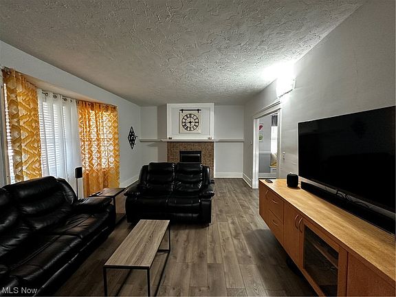 4th image of 207 W 26th St