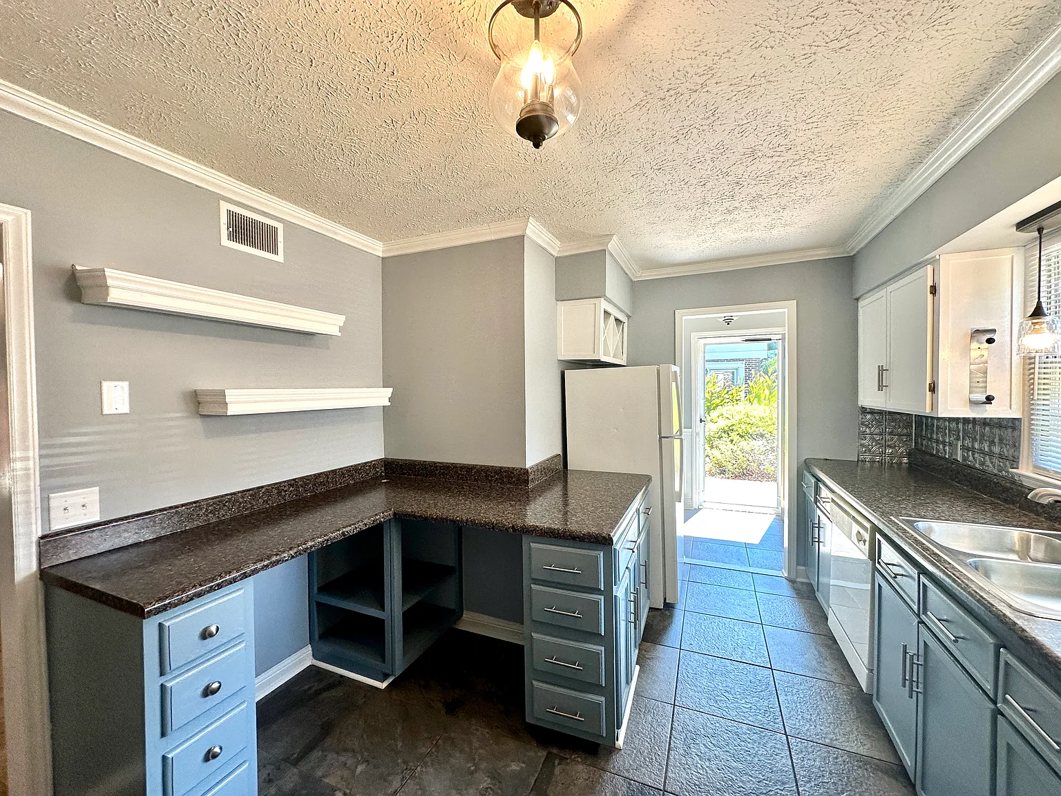 3 bed, 2.5 bath, 1656 sqft, $1,495 — Photo 3