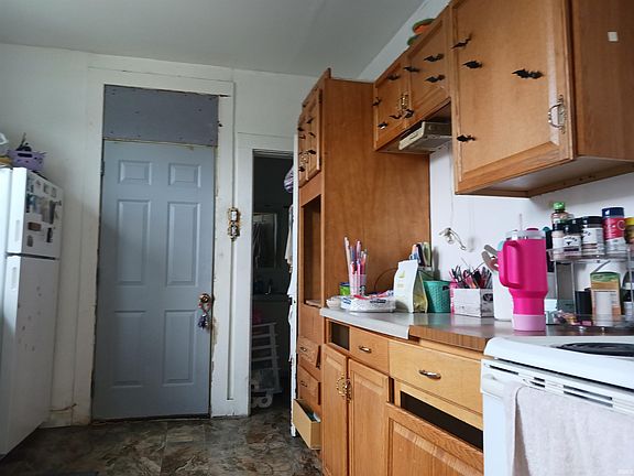 5th image of 925 Burgess St