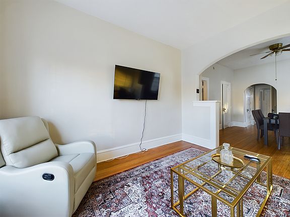 4th image of 1541 W Barry Ave #1