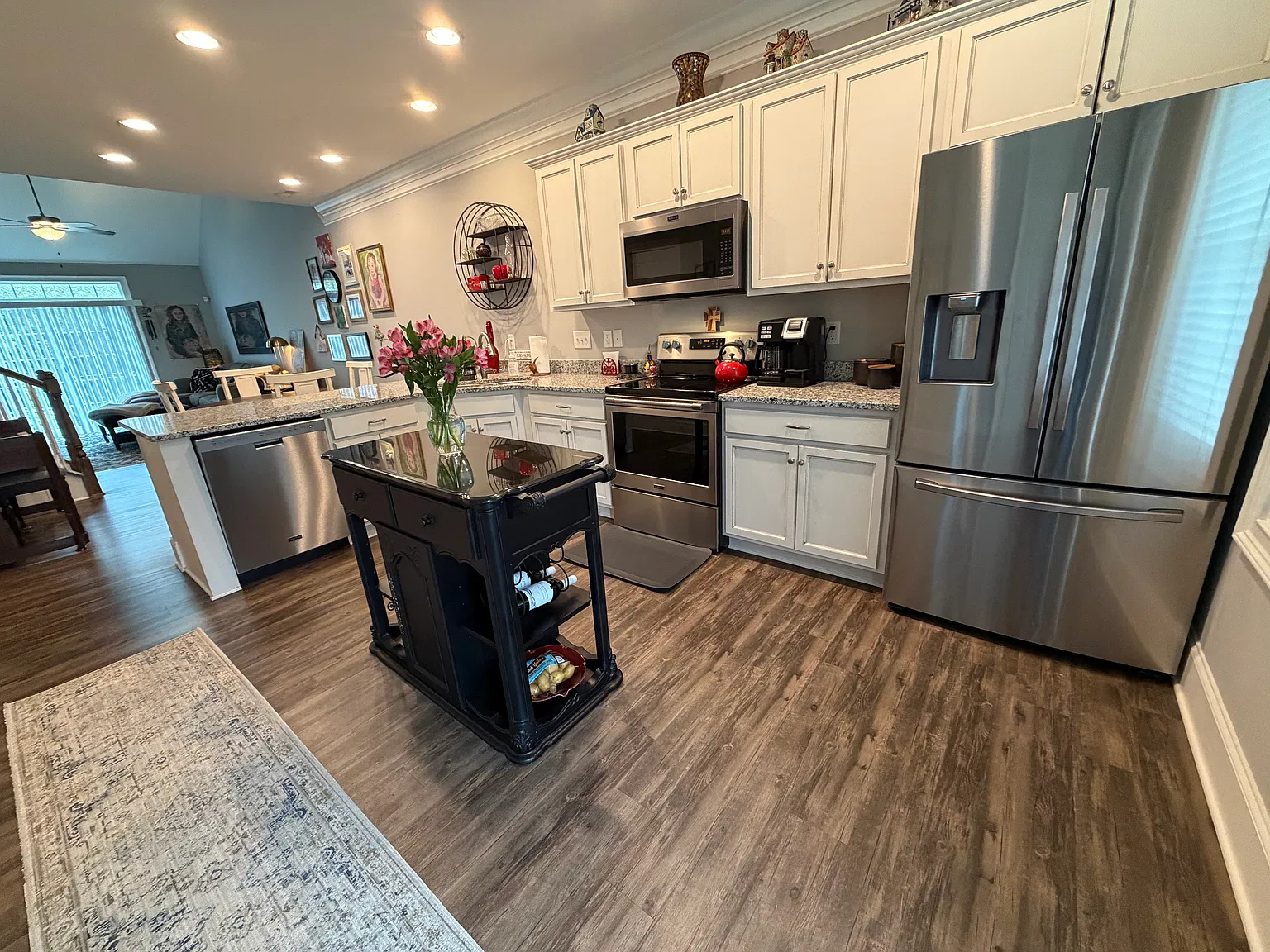 3 bed, 2.5 bath, 1707 sqft, $2,200 — Photo 2