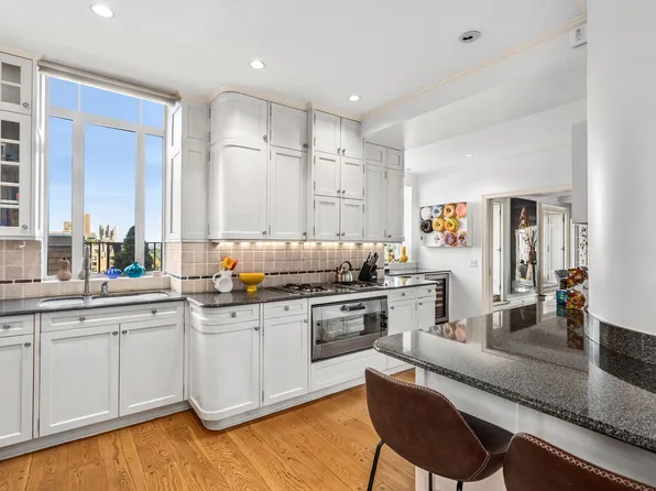 25 Central Park West image 3 of 14