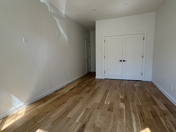 3rd image of 52 Hausman St Floor 1