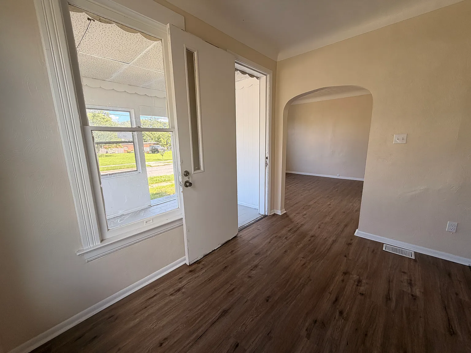 4 bed, 2001 sqft, $1,400 — Photo 2