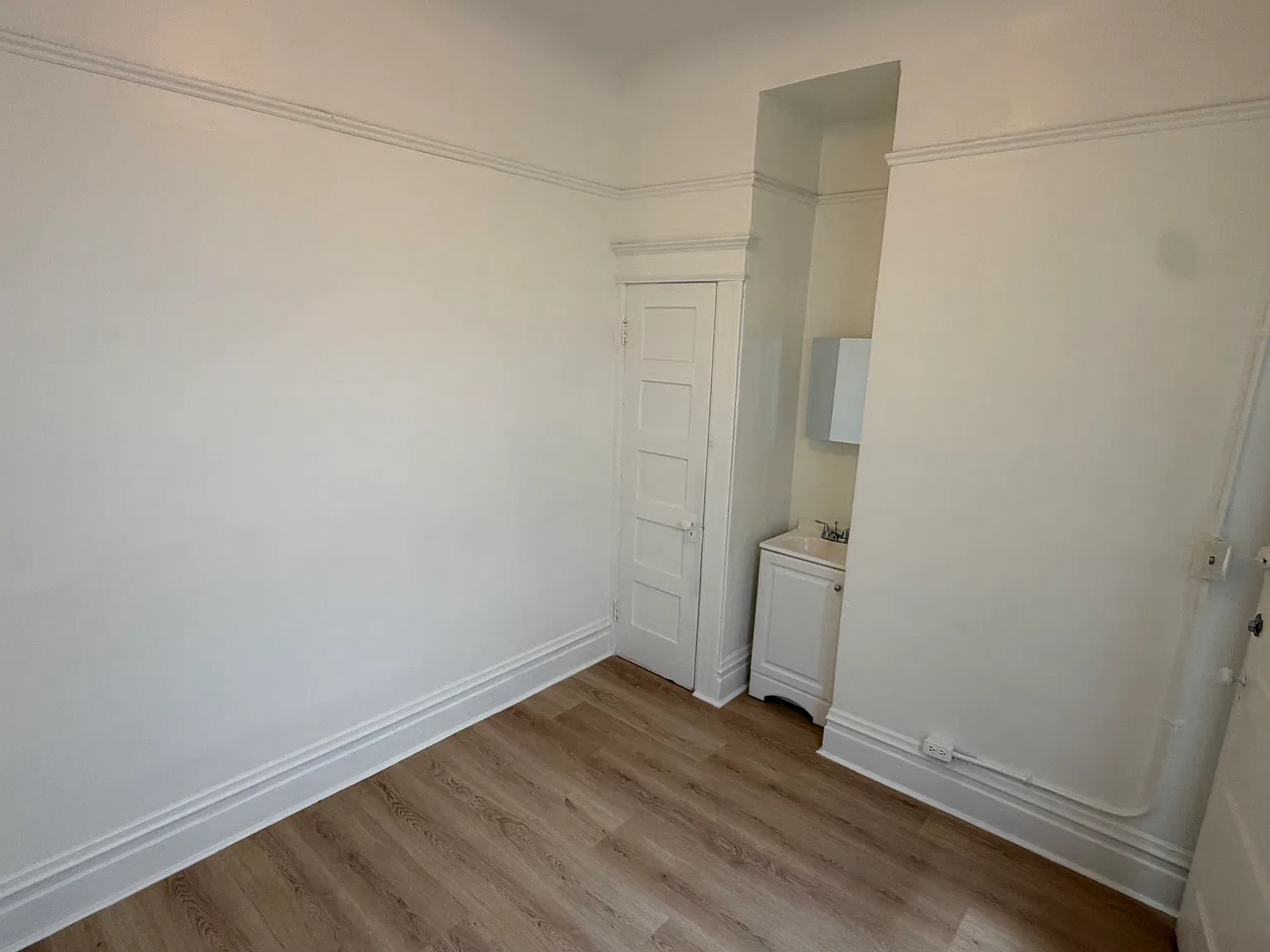 Studio, $900 — Photo 2