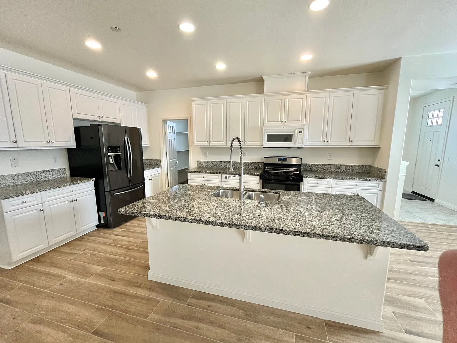 4 bed, 2638 sqft, $3,680 — Photo 3