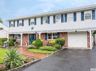 3 Whitney Rd, Bayville, NY 11709