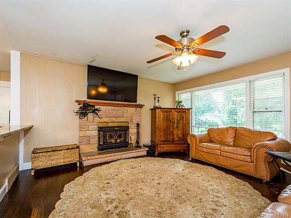 3rd image of 11 Lookout Ln