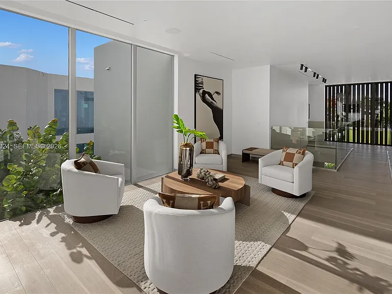 501 Palm Dr — Photo 34
