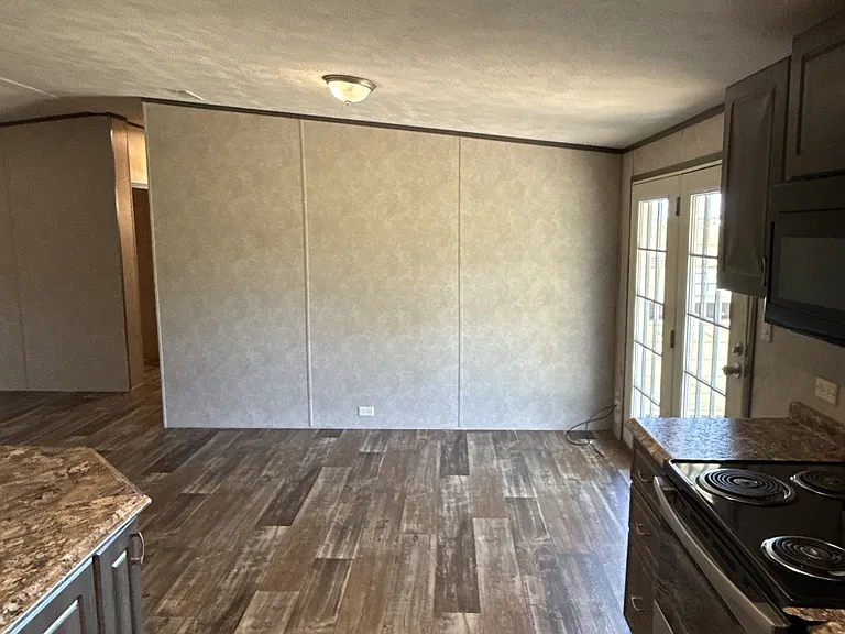 894 FM 1395 — Photo 14