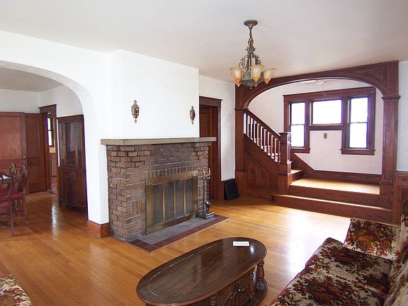Large LR w Fireplace
