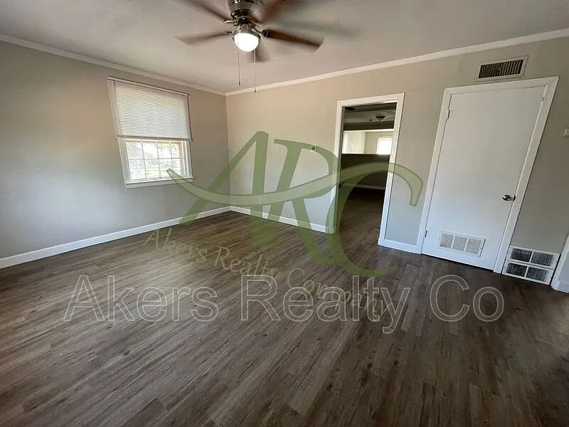 2 bed, 1.0 bath, 1204 sqft, $1,395 — Photo 2
