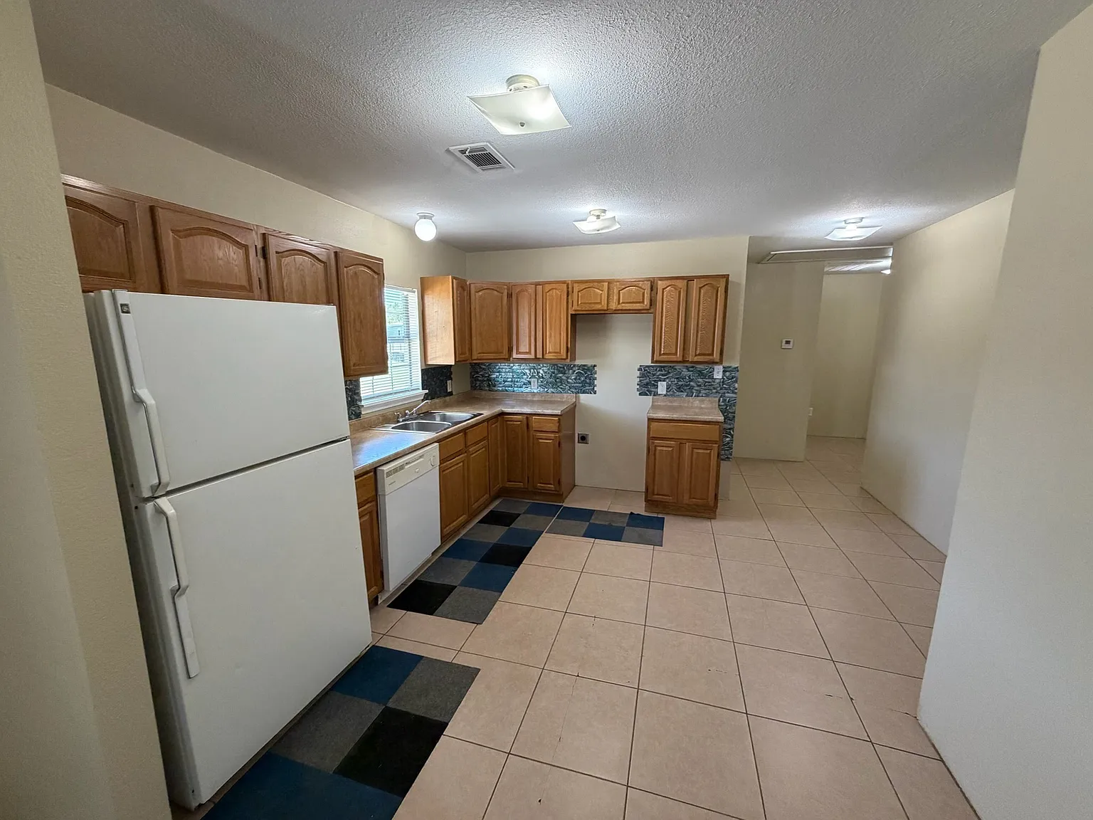 3 bed, 1032 sqft, $1,450 — Photo 2