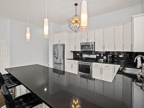 5th image of 1500 W Grand Ave APT 1E