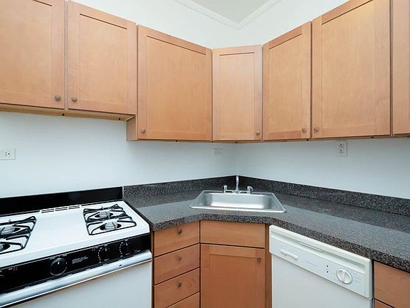 3rd image of 4612 N Lincoln Ave