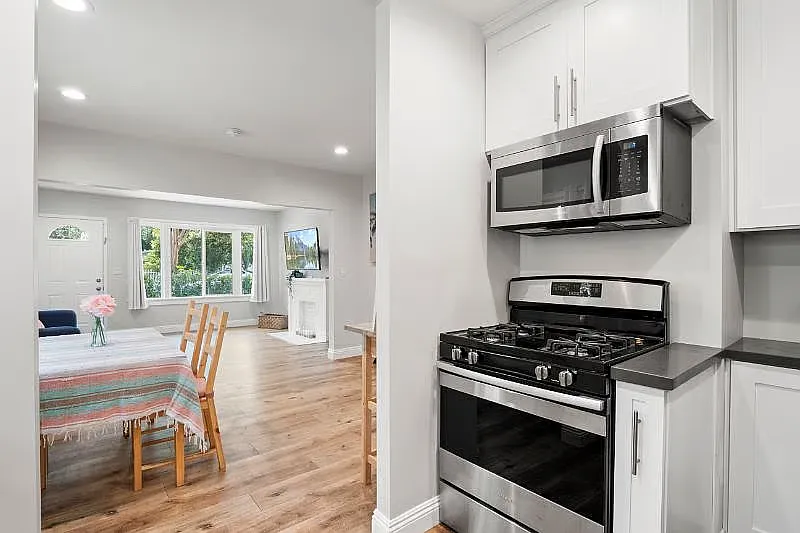 2 bed, 1.5 bath, 950 sqft, $3,200 — Photo 4