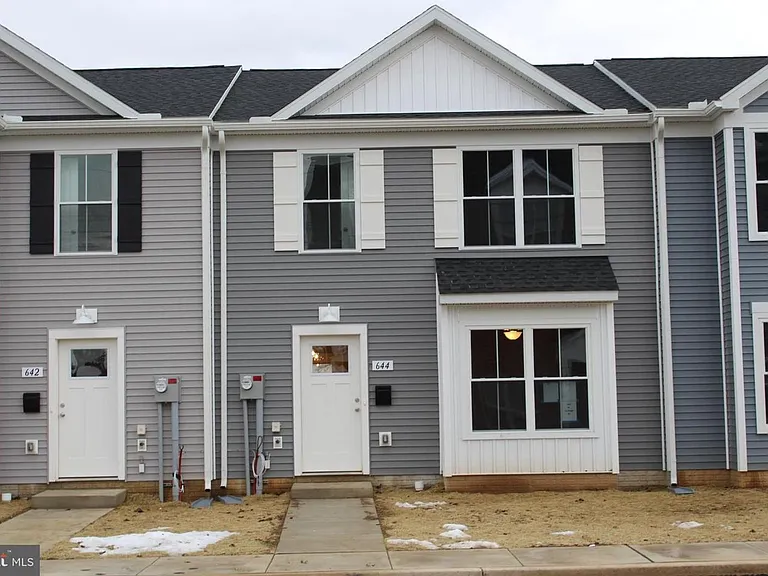 644 N College St — Photo 1