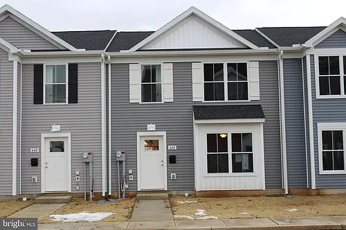 644 N College St Photo 1