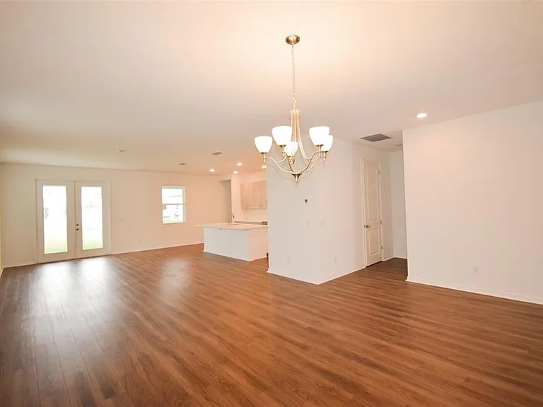 2370 Lancashire St — Photo 11