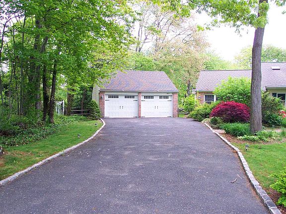 2nd image of 917 Gardiner Dr