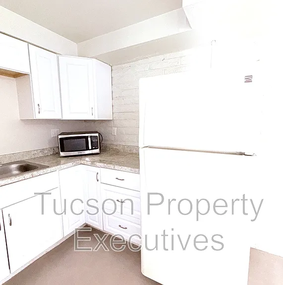 319 E Blacklidge Dr #3 — Photo 4