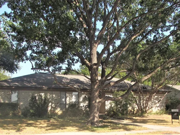 2009 Huntington Dr, Grand Prairie, TX 75051