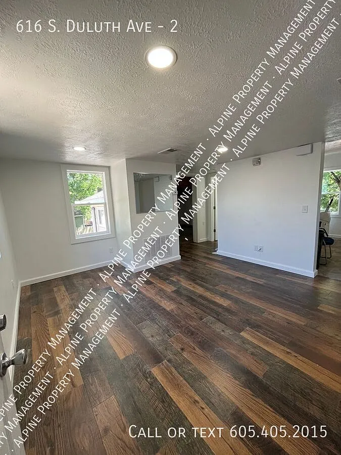Recently Updated 2 Bed/1 Bath Upper Level Duplex Near Downtown! — Photo 3