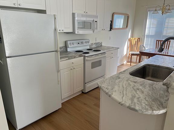 3rd image of 143 Bentgreen Dr #A