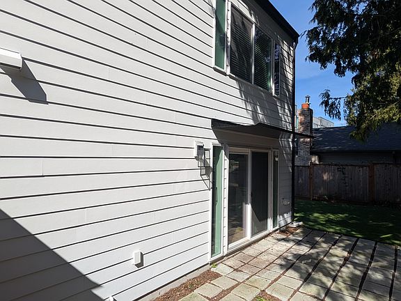 3rd image of 10539 Phinney Ave N