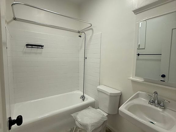 5th image of 2805-2813A S Vermont Ave #4