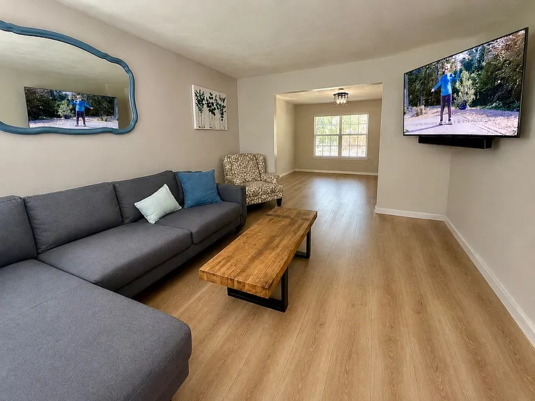 1591 Winthrope Dr — Photo 2