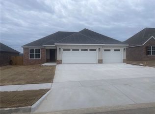 881 Pinnacle St, Prairie Grove, AR 72753