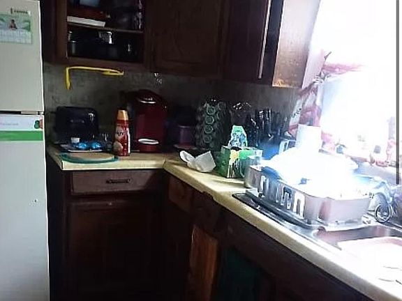 4th image of 27 Evans St #2
