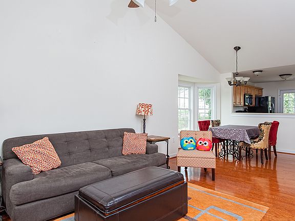 4th image of 904 Parrish St